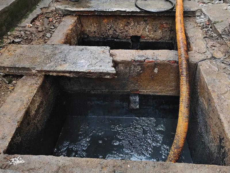 仙霞路清理化粪池